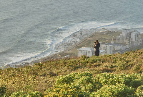 Frau fotografiert von der Spitze eines Hügels, Signal Hill, Südafrika - VEGF01896