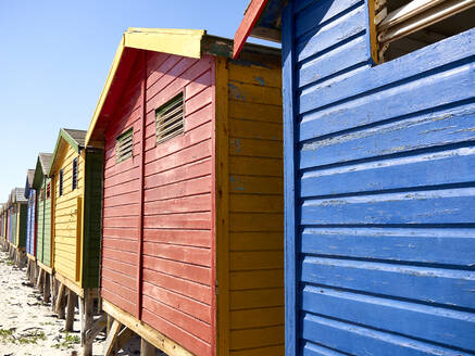 Bunte Cabanas am Strand von Muizenberg, Südafrika - VEGF01898