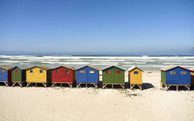 Bunte Cabanas am Strand von Muizenberg, Südafrika - VEGF01900