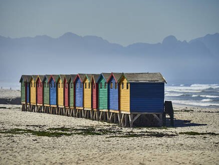 Bunte Cabanas am Strand von Muizenberg, Südafrika - VEGF01902