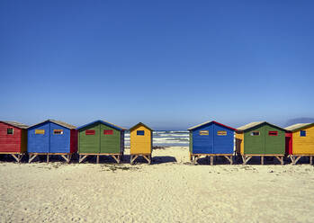 Bunte Cabanas am Strand von Muizenberg, Südafrika - VEGF01904