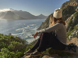 Frau genießt die Aussicht vom Gipfel eines Berges, Chapman's Peak Drive, Südafrika - VEGF01906