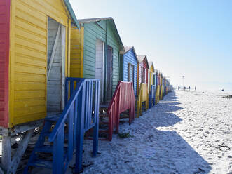 Bunte Cabanas am Strand von Muizenberg, Südafrika - VEGF01909