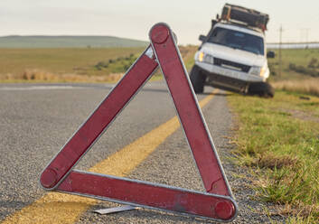 Sicherheitsdreieck, das vor einem Autounfall am Straßenrand warnt, Südafrika - VEGF01915