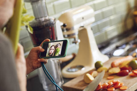 Vater und Tochter machen ein Selfie in der Küche, lizenzfreies Stockfoto