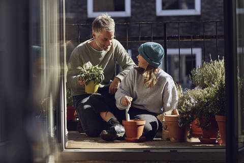 Vater und Tochter pflanzen gemeinsam auf dem Balkon, lizenzfreies Stockfoto