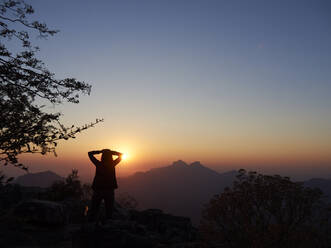 Silhouette einer Frau bei Sonnenuntergang, Serra da Leba, Angola - VEGF01946