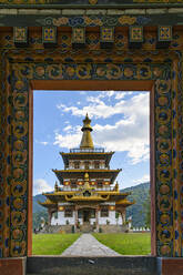 Bhutan, Eingang und Fassade der Stupa Khamsum Yulley Namgyal Choeten - TOVF00178