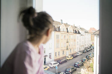 Kleines Mädchen schaut aus dem Fenster auf einer Straße - JOSEF00305