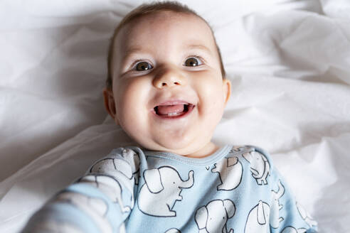 Baby zahnendes Mädchen, auf dem Bett liegend - GEMF03601