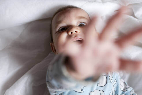 Baby zahnendes Mädchen, auf dem Bett liegend - GEMF03602