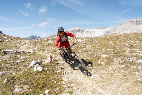 Mann fährt mit dem Mountainbike, Münstertal, Graubünden, Schweiz - HBIF00103