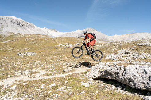 Mann fährt mit dem Mountainbike, Münstertal, Graubünden, Schweiz - HBIF00104