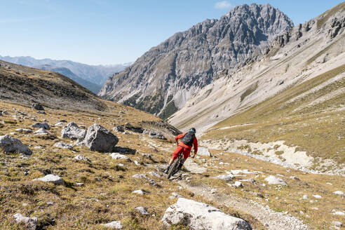 Mann fährt mit dem Mountainbike, Münstertal, Graubünden, Schweiz - HBIF00105