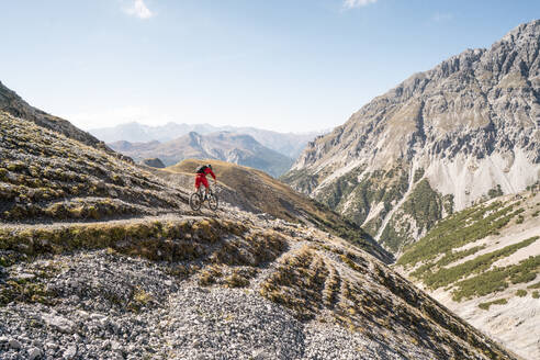 Mann fährt mit dem Mountainbike, Münstertal, Graubünden, Schweiz - HBIF00106