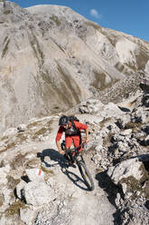 Mann fährt mit dem Mountainbike, Münstertal, Graubünden, Schweiz - HBIF00107