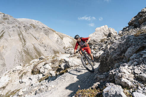 Mann fährt mit dem Mountainbike, Münstertal, Graubünden, Schweiz - HBIF00108