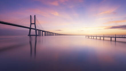 Portugal, Lissabon, Vasco-da-Gama-Brücke bei stimmungsvollem Sonnenaufgang - RPSF00282