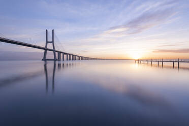 Portugal, Lissabon, Vasco-da-Gama-Brücke bei stimmungsvollem Sonnenaufgang - RPSF00284