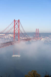 Portugal, Lissabon, Brücke 25 de Abril bei nebligem Wetter - RPSF00290