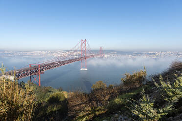 Portugal, Lissabon, Brücke 25 de Abril bei nebligem Wetter - RPSF00292