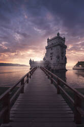 Portugal, Lissabon, Belem Tower Brücke bei dramatischem Sonnenuntergang - RPSF00299