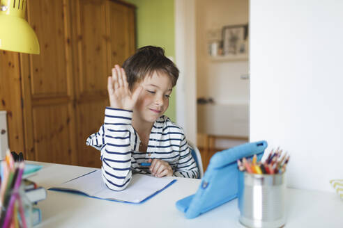 Junge mit Hausunterricht und Tablet zu Hause - HMEF00909