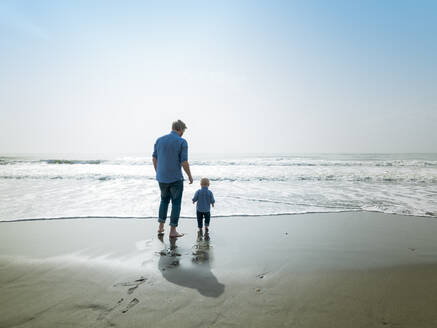 Vater und Sohn an einem Strandtag, Strand Bajondillo in Torremolinos, - CAVF79073