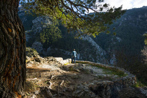 Mann auf einem Aussichtspunkt in den Sierras de Tejeda, Almijara und Alhama Natura - CAVF79075