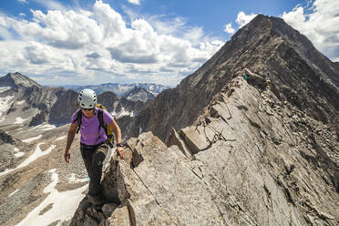 Frauen besteigen den schmalen Grat am Capitol Peak, Elk Mountains, Colorado - CAVF79091