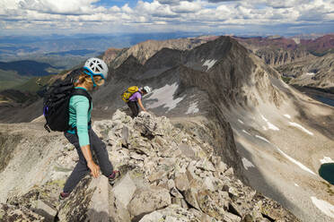 Frauen steigen den Grat am Capitol Peak hinab, Elk Mountains, Colorado - CAVF79092