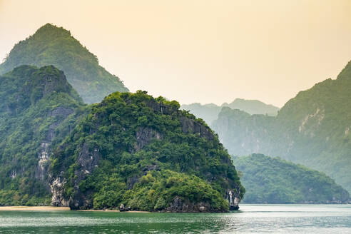 Karstgebirgslandschaft in der Ha Long Bay, Vietnam - CAVF79108