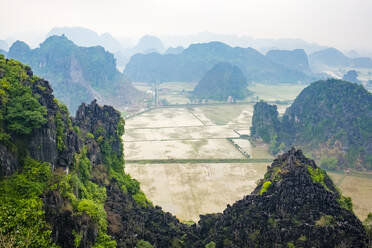 Karstgebirgslandschaft bei Hang Mua, Provinz Ninh Binh, Vietnam - CAVF79110