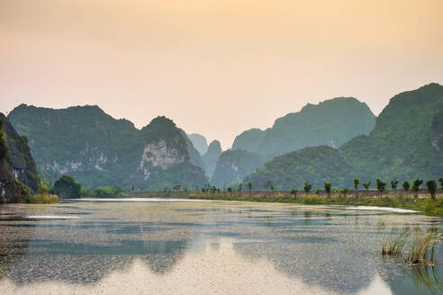Karstgebirgslandschaft bei Sonnenuntergang, Ninh Binh, Vietnam - CAVF79111
