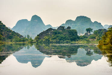 Karstgebirgslandschaft, Ninh Binh, Vietnam - CAVF79112