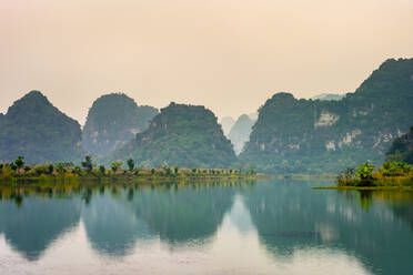 Karstgebirgslandschaft bei Sonnenuntergang, Ninh Binh, Vietnam - CAVF79113