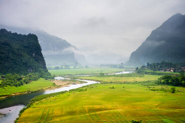 Neblige Landschaft auf der Ho-Chi-Minh-Autobahn West, Vietnam - CAVF79114