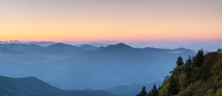 Blue Ridge Mountains von Waterrock Knob bei Sonnenaufgang, Blue Ridge Parkway, North Carolina, Vereinigte Staaten - CAVF79168