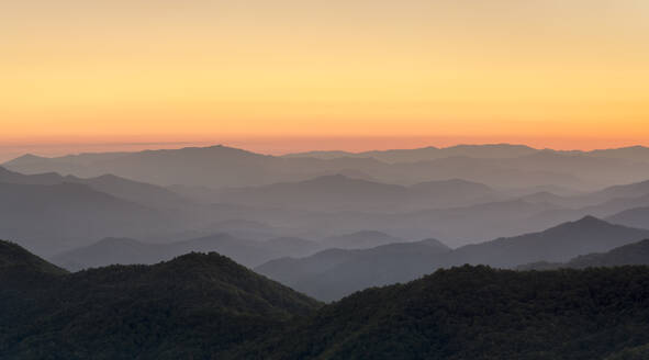 Blue Ridge Mountains vom Blue Ridge Parkway bei Sonnenuntergang, North Carolina, Vereinigte Staaten - CAVF79171