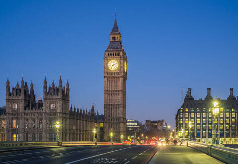 Westminster Bridge, Palace of Westminster und der Uhrenturm von Big Ben (Elizabeth Tower), in der Morgendämmerung, London, England, Vereinigtes Königreich - CAVF79191