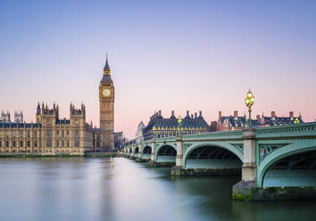 Westminster Bridge, Palace of Westminster und der Uhrenturm von Big Ben (Elizabeth Tower), in der Morgendämmerung, London, England, Vereinigtes Königreich - CAVF79192