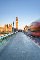 Doppeldeckerbus fährt über die Westminster Bridge, vor dem Westminster Palace und dem Uhrenturm Big Ben (Elizabeth Tower), London, England, Vereinigtes Königreich - CAVF79195