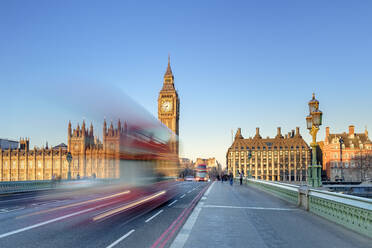 Doppeldeckerbus fährt über die Westminster Bridge, vor dem Westminster Palace und dem Uhrenturm Big Ben (Elizabeth Tower), London, England, Vereinigtes Königreich - CAVF79197