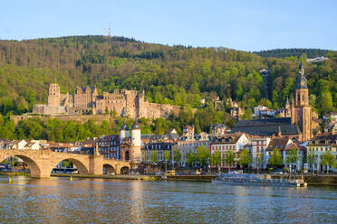 Alte Brucke und Gebäude in der Altstadt am Neckar, Heidelberg, Baden-Württemberg, Deutschland - CAVF79202