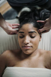 Afroamerikanische Frau erhält Kopfhautmassage von Therapeutin - CAVF79251
