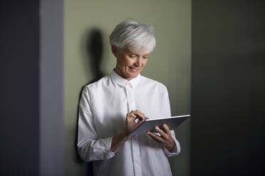 Porträt einer älteren Geschäftsfrau mit digitalem Tablet - RBF07556