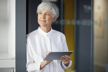 Porträt einer älteren Geschäftsfrau mit digitalem Tablet im Büro - RBF07575