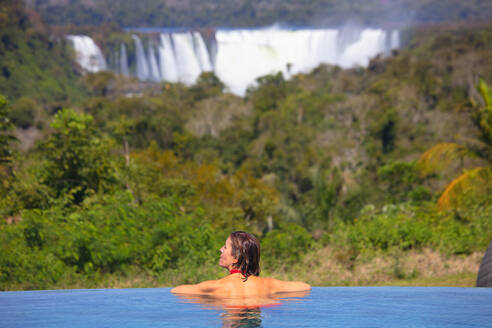 Frau im Infinity-Pool vor den Iguazu-Fällen, Iguazu-Nationalpark, Argentinien - DSGF01971