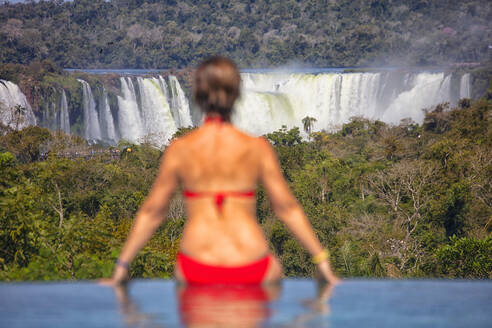 Frau im Infinity-Pool vor den Iguazu-Fällen, Iguazu-Nationalpark, Argentinien - DSGF01972