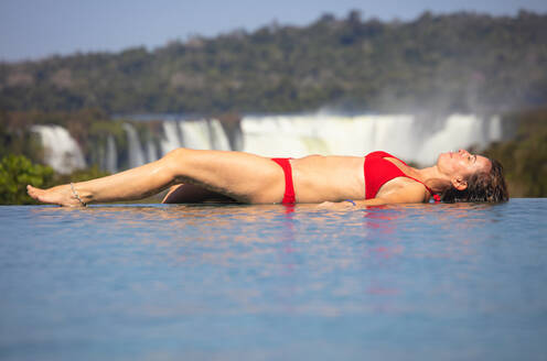Frau im Infinity-Pool vor den Iguazu-Fällen, Iguazu-Nationalpark, Argentinien - DSGF01973